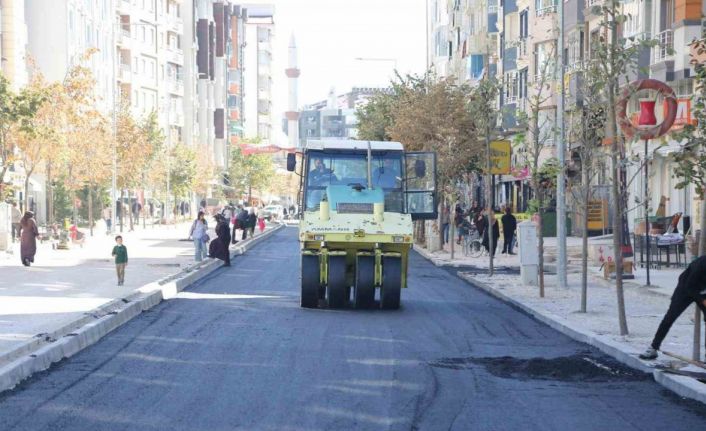 Suvaroğlu Caddesi’nde sıcak asfalt serimi yapılıyor