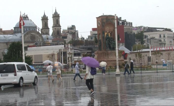 Taksim’de yağışlı hava etkisini sürdürüyor