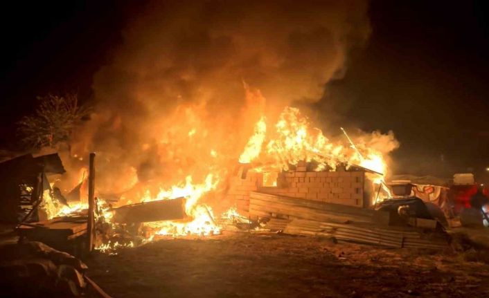 Tandırda yapılan ekmek evi alev alev yaktı