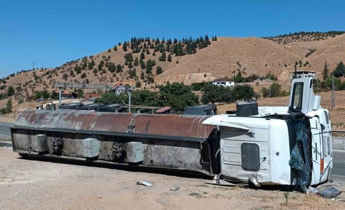 Tanker devrildi, yaralı sürücüye ilk müdahaleyi vatandaşlar yaptı