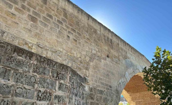 Tarih gözler önünde yok oluyor: Artuklular dönemindeki Haburman köprüsüne isimlerini kazdılar