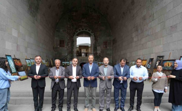 Tarihi Çifte Minareli Medrese’de resim sergisi