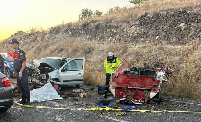 Tarım aracı ile otomobil çarpıştı: 1 ölü, 4 yaralı