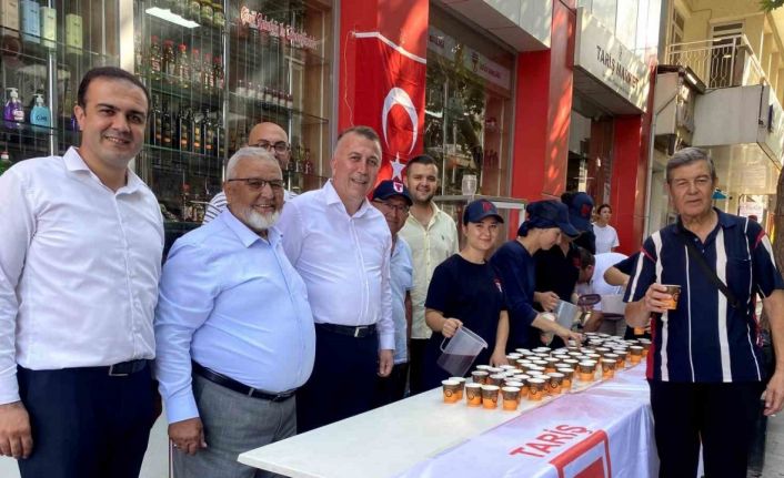 TARİŞ’ten Alaşehirlilere ücretsiz üzüm suyu ikramı