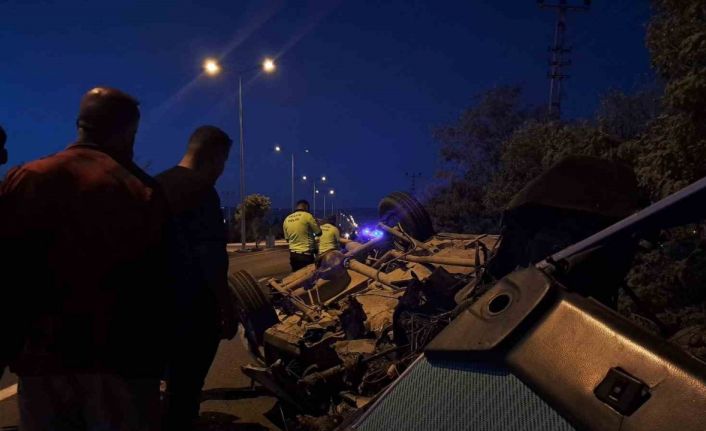 Taşa çarpan Tofaş hurdaya döndü: 2 kişi yaralandı
