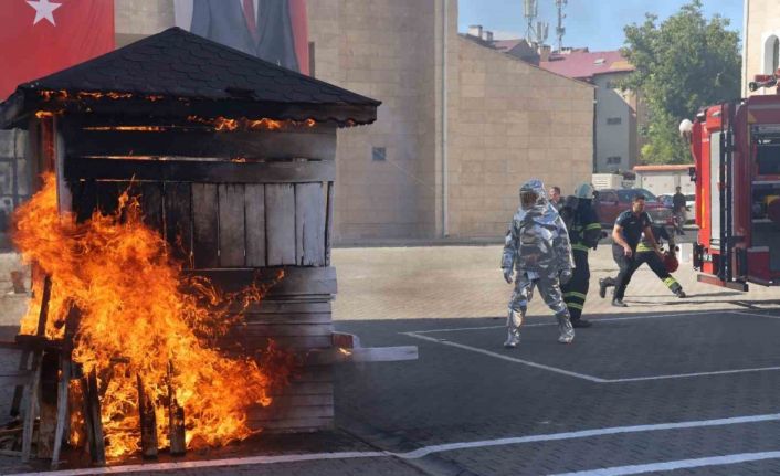 Tatbikat gerçeğini aratmadı, itfaiye personelinin soğukkanlılığı alkış topladı