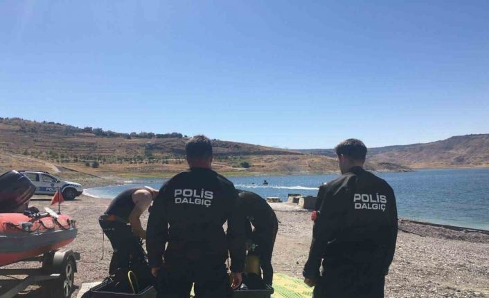Tatbikat gereği barajda boğulan 2 şahıs polis ekipleri tarafından sudan çıkarıldı