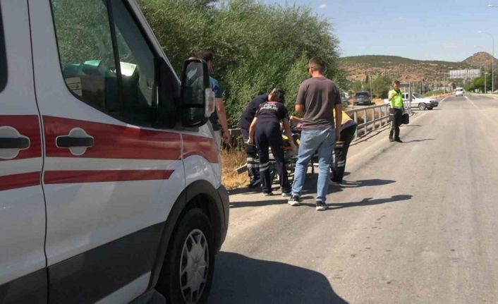 Tavşanlı’da motosiklet kazası, sürücü kask sayesinde ölümden öndü