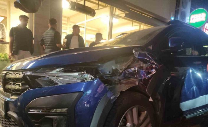 Tekirdağ’da 3 otomobil ve 2 motosikletin çarpıştığı kazada 2 kişi yaralandı