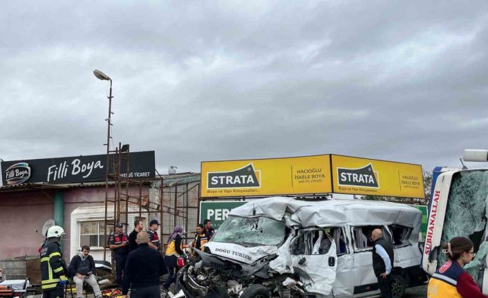 Tekirdağ’da işçi servisi ile kamyon çarpıştı: Çok sayıda yaralı