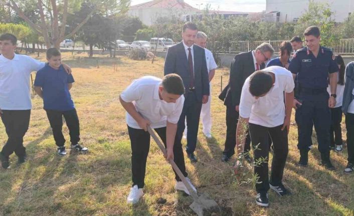 Tekirdağ’da liseliler fidan dikti