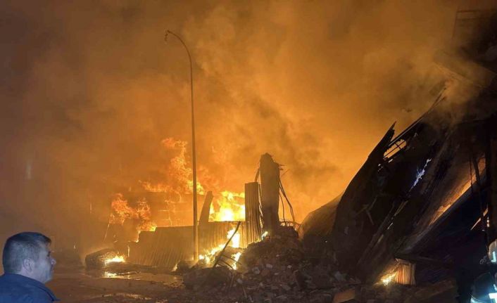 Tekstil deposu ve fabrikada yangın