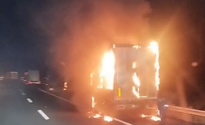 TEM Otoyolu’nda tırın dorsesi alev alev yandı