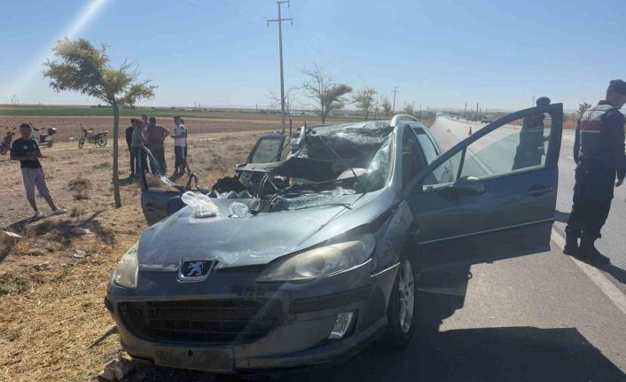 Tıra arkadan çarpan otomobil hurdaya döndü: 2 yaralı