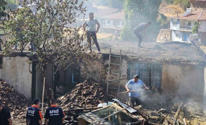 Tokat’ta bir ev ve samanlık tamamen yanarak kullanılmaz hale geldi