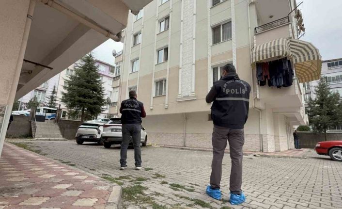 Tokat’ta cam silen kadın cipin üzerine düşerek hastanelik oldu
