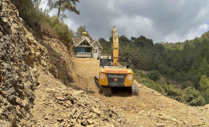 Tonlarca ağırlıkta olan evini eşyalarıyla birlikte rayların üzerinden iş makinesi yardımıyla yürütüp tapulu arazine çekti