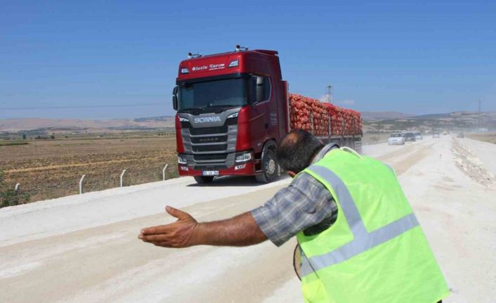 Tozlu yolda mutluluk saçıyor, kimse korna çalmadan geçmiyor