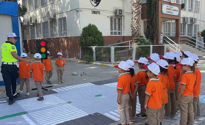Trafik polislerinden 152 ilkokul öğrencisine trafik eğitimi verildi