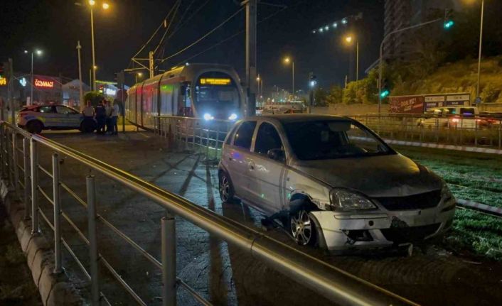 Tramvay yoluna giren alkollü sürücü önce kaçtı sonra geri geldi