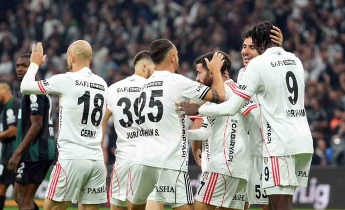 Trendyol Süper Lig: Beşiktaş: 2 - Kocaelispor: 0 (İlk yarı)