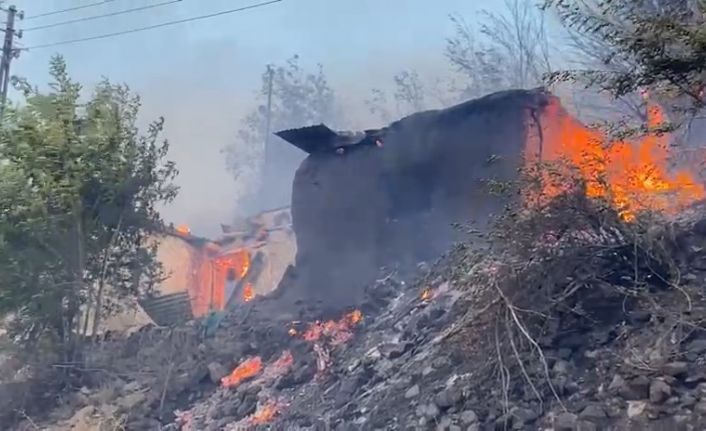 Tunceli’de yangın: Evler ve ağaçlık alan alevlere teslim oldu