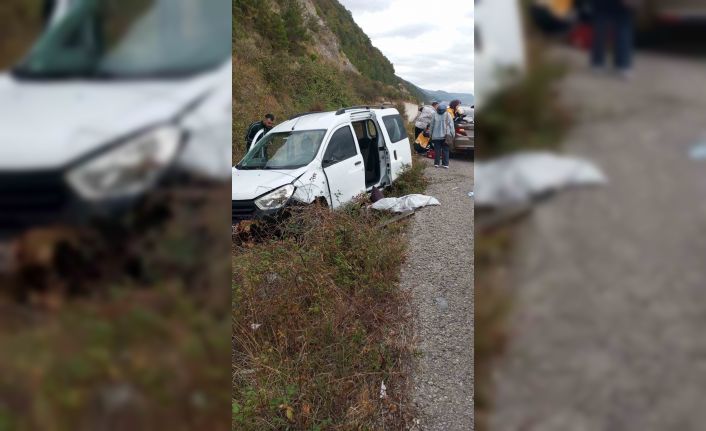 Türkeli’de otomobil istinat duvarına çarptı: 3 yaralı