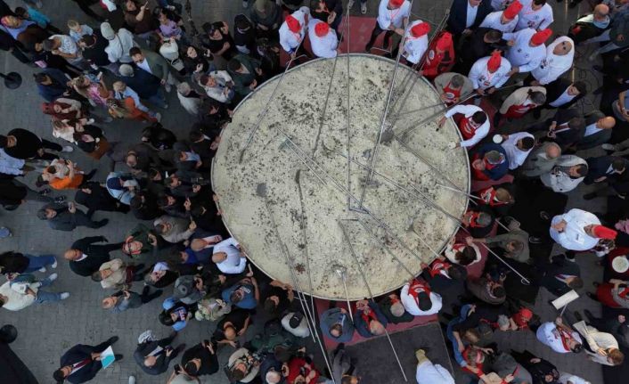 Türkiye’nin en büyük tenceresinde 6 ton pilav pişirildi