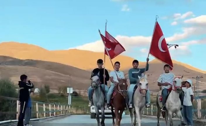 Ulupamir’de jandarma komutanına atlı karşılama