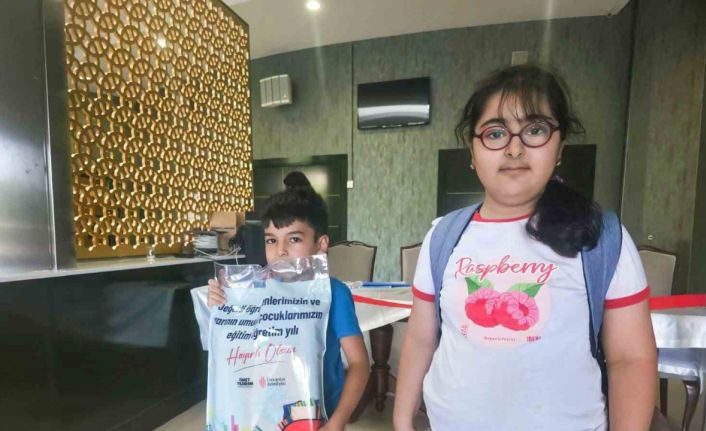 Ümraniye Belediyesi’nden öğrencilere kırtasiye desteği