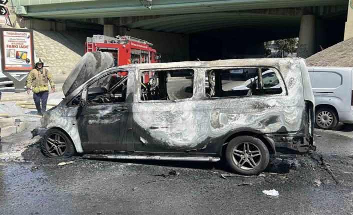 Üsküdar’da seyir halindeki panelvan tipi araç alev topuna döndü