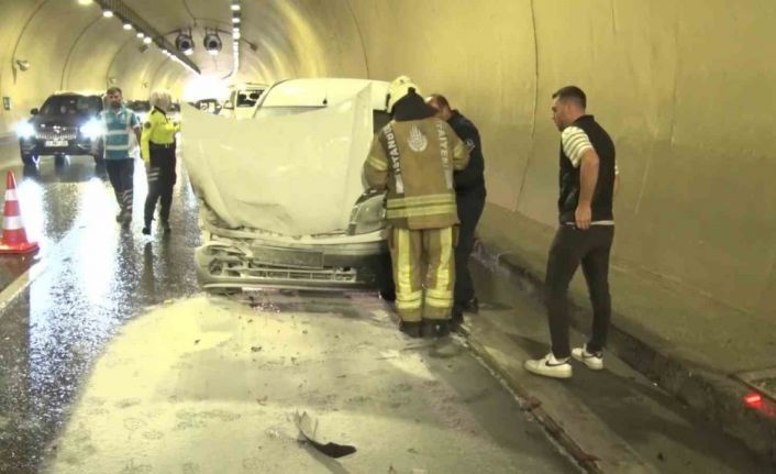 Üsküdar’da tünel içinde zincirleme kaza: 1 araç yandı