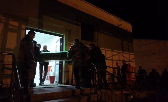 Üzerlerine düşen yıldırım, baba ve oğlunu hayattan kopardı