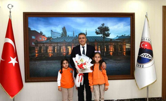 Vali Çiçek, İlköğretim Haftasında öğrencileri ağırladı