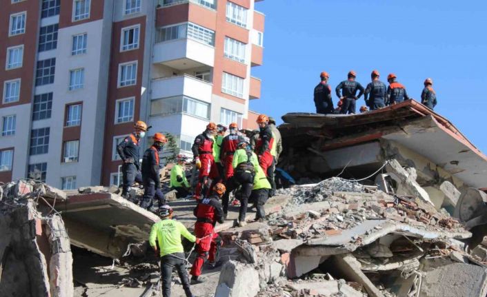 Vali Çiçek, Kahramanmaraş depremini yönettiği afet tırında deprem tatbikatını takip etti