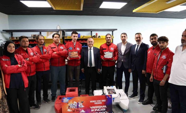 Vali Hatipoğlu, başarılı gençlerle bir araya geldi