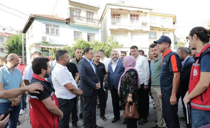 Vali Işın deprem sonrası Simav’da vatandaşlarla bir araya geldi