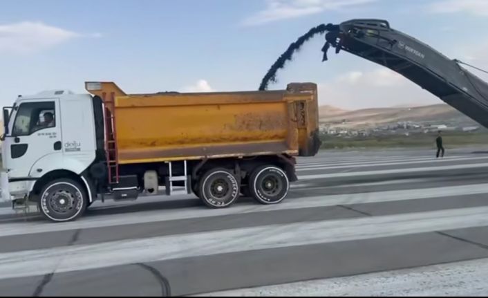 Van Ferit Melen Havalimanında pist sökme çalışmaları başladı