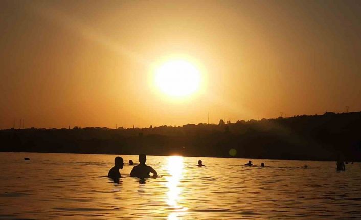 Van Gölü’nde gün batımında yüzme keyfi