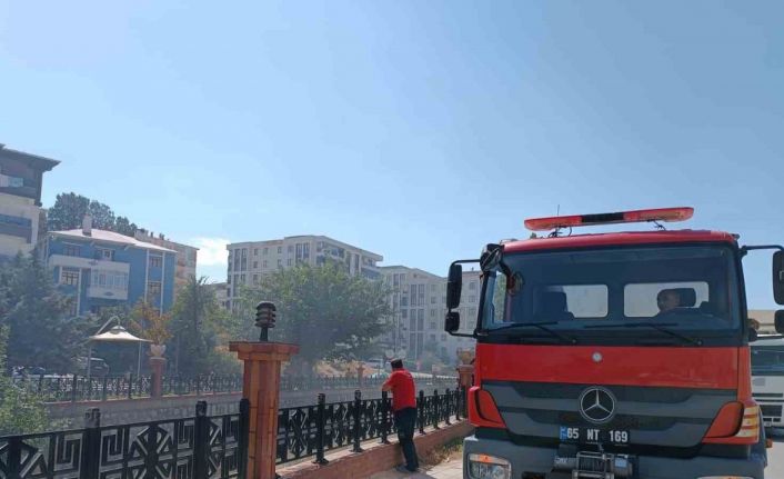 Van’da kuru ot yangını