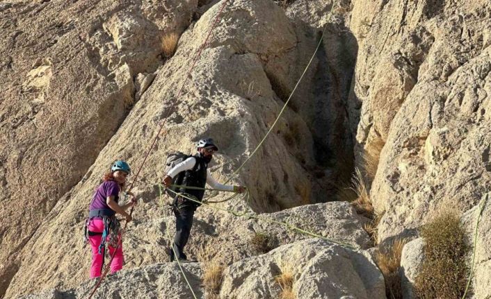 Van’da sporculara kaya tırmanışı eğitimi verildi