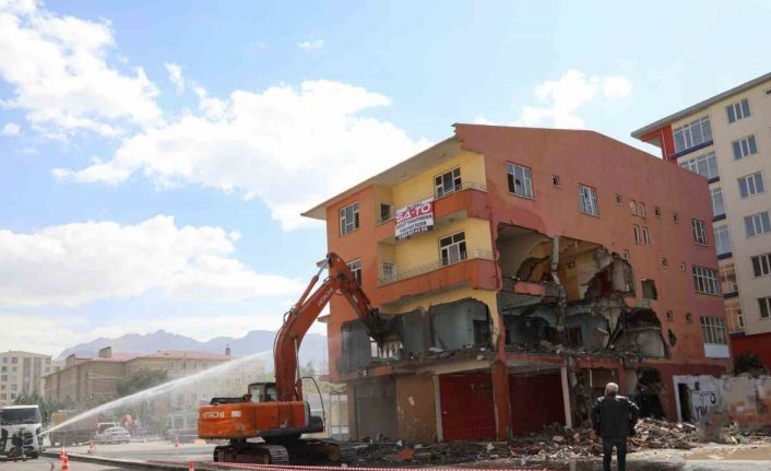 Van’da yol genişletme çalışmaları için 4 katlı bina yıktırıldı