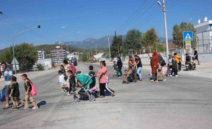 Veliler üst geçit için toplanıp çağrı yaptı