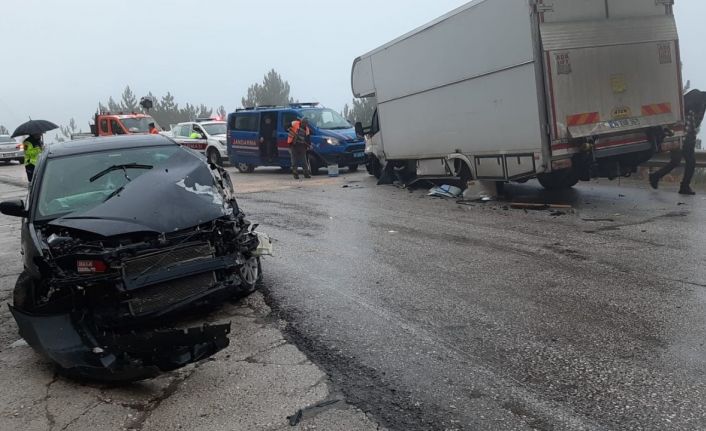 Yağış kazayı beraberinde getirdi: Karavan otomobille çarpıştı