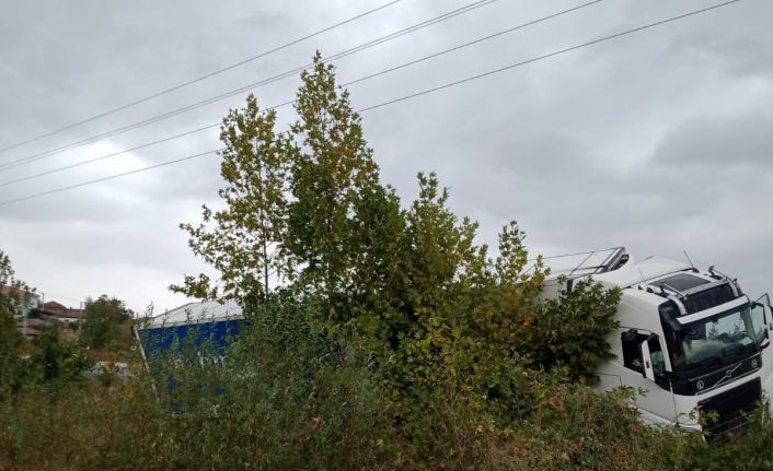 Yağışta yoldan çıkan tır şarampole girdi