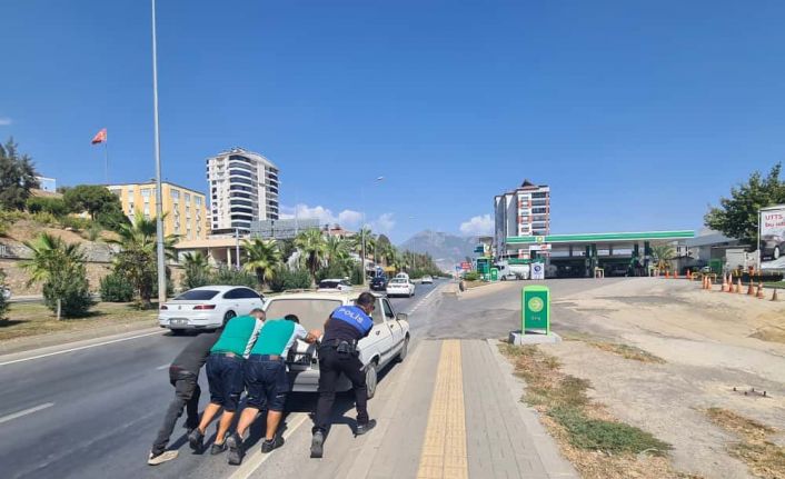 Yakıtı biten otomobili polis ve vatandaşlar iterek akaryakıt istasyonuna götürdü