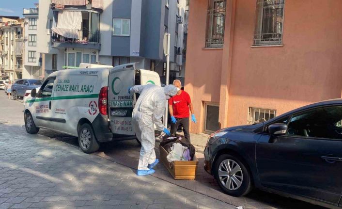 Yalnız yaşayan yaşlı adamın cesedi yayılan kötü kokuyla bulundu