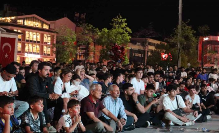 Yalova’da milli takımların maçları dev ekranlarda izlendi
