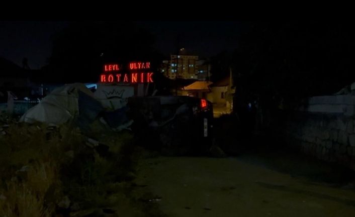 Yan yatan otomobilden çıkıp, yüzünü yıkamaya gitti