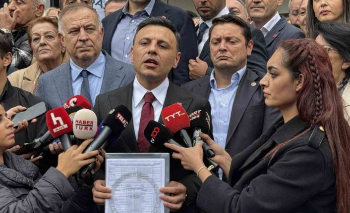 Yeniden CHP İstanbul İl Başkanı seçilen Özgür Çelik mazbatasını aldı